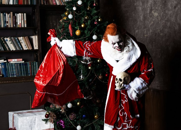 Самый жуткий новогодний косплей дня: клоун Пеннивайз из фильма «Оно» меняет имидж - изображение обложка