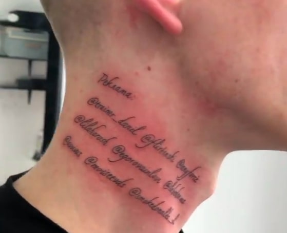 Российский блогер продал рекламное место на своей шее в виде татуировок - изображение обложка