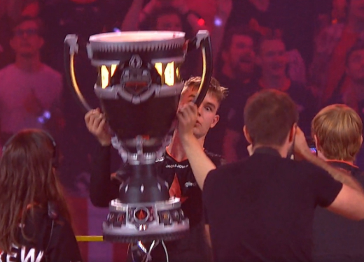 Чемпионский кубок «мейджора» по CS:GO развалился во время фотосессии - изображение обложка