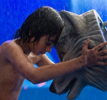 Маугли обнимает резиновую голову на фото со съемок «Книги Джунглей» - изображение обложка