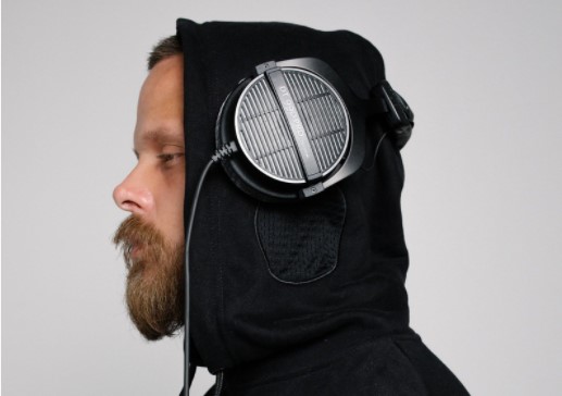 Стример Ninja продает толстовки с отверстиями для наушников - изображение обложка