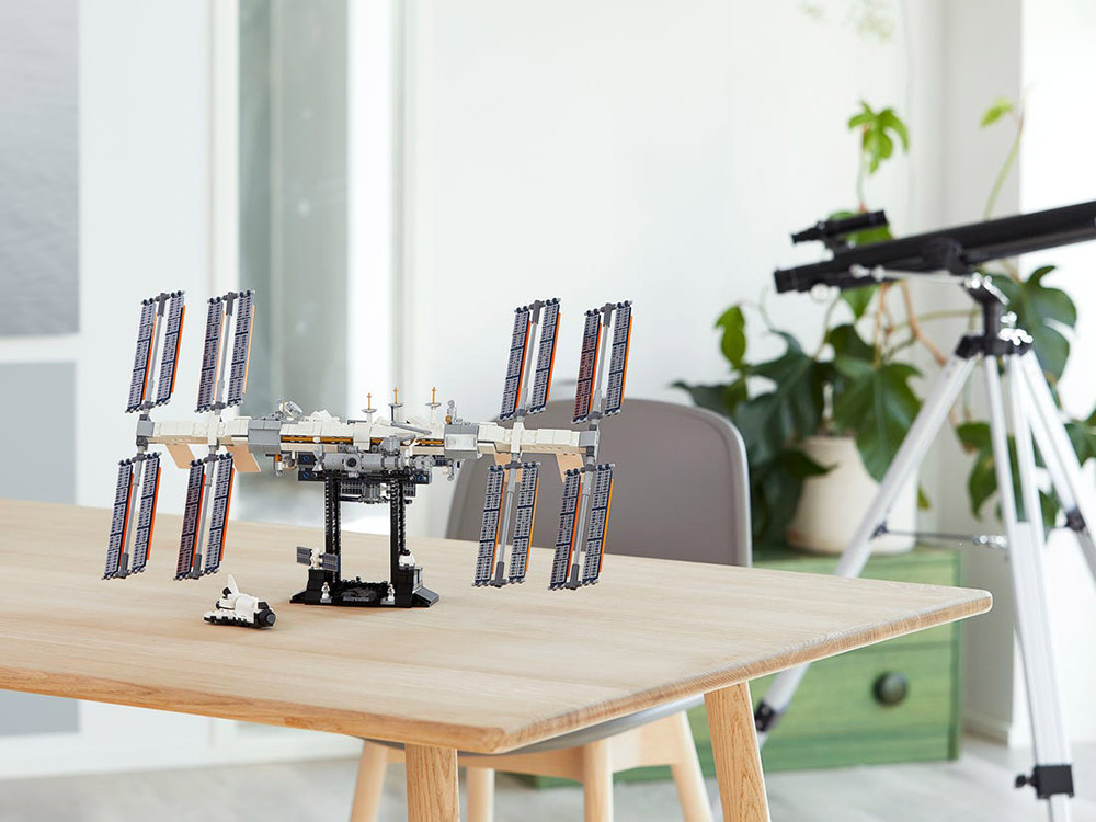 LEGO выпустит набор с МКС. Один из них уже отправился в стратосферу - изображение обложка