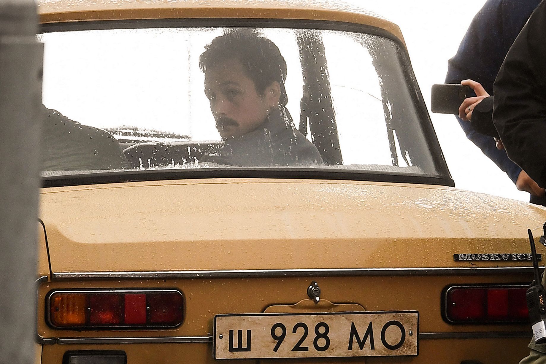 Тэрон Эджертон с усами и в «Москвиче»: появились фото со съемок фильма «Тетрис» - изображение обложка