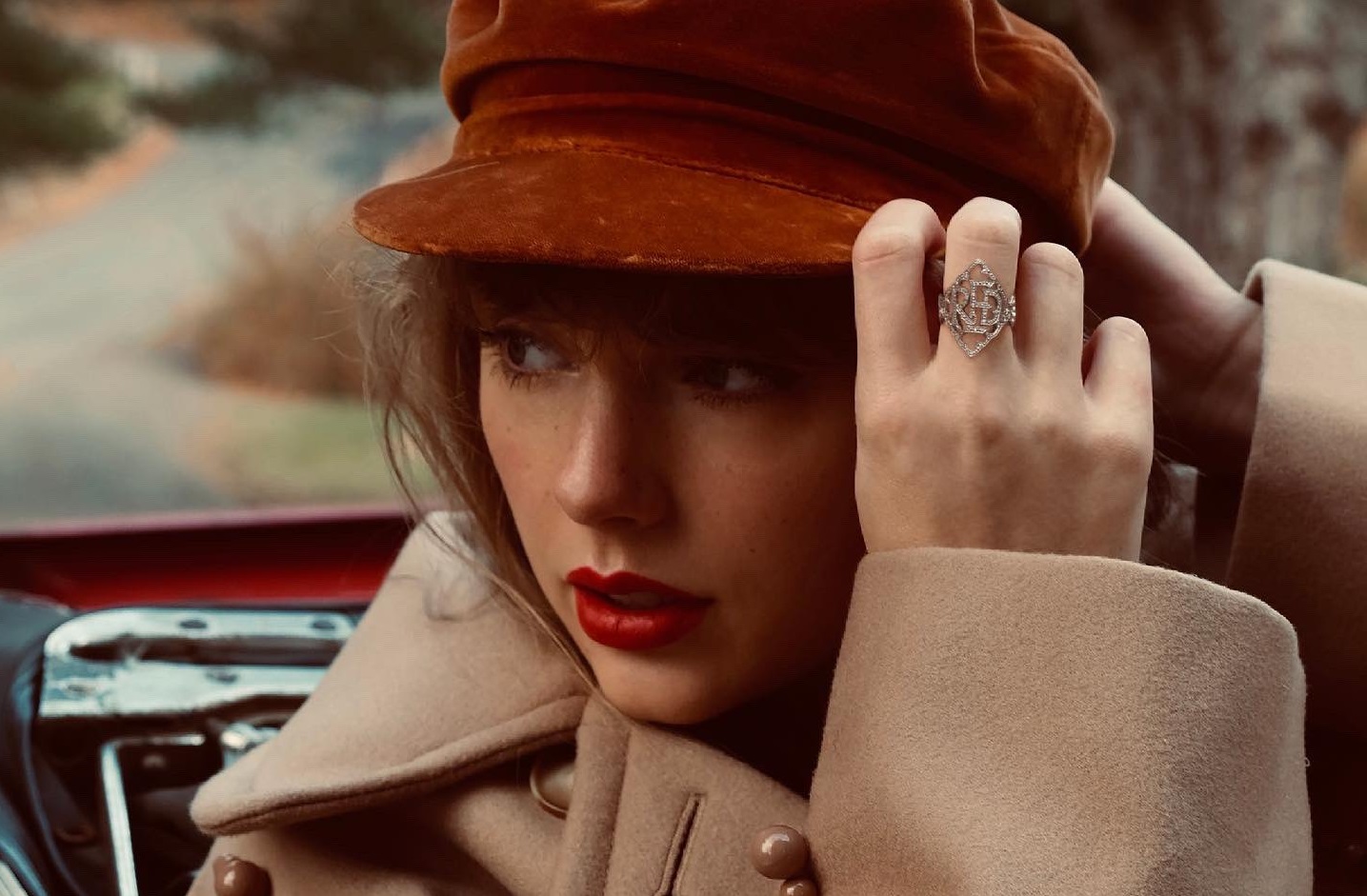 Тейлор Свифт перевыпустит альбом Red с 30 песнями. Названа дата релиза - изображение обложка