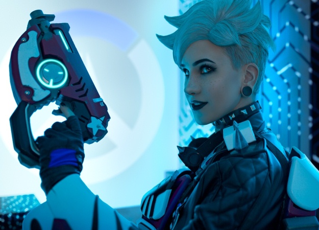 Взгляните на двойной косплей Трейсер из Overwatch — они словно прибыли из киберпанк-будущего - изображение обложка