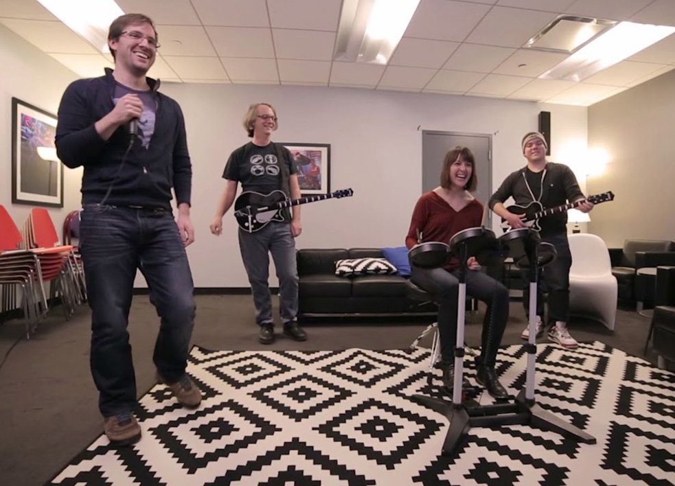 Авторы Rock Band 4 писали хвалебные отзывы о своей игре на Amazon - изображение обложка