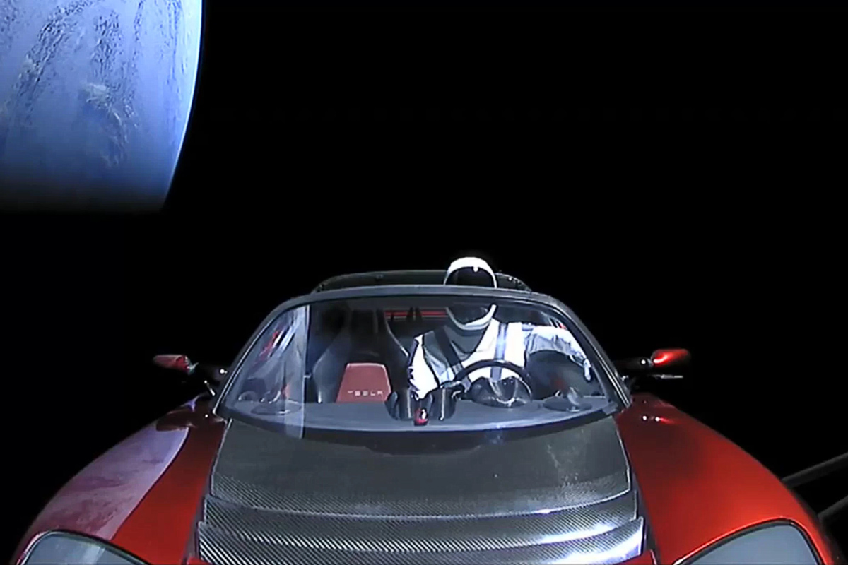 Tesla Roadster с манекеном Starman за рулем сделал первый оборот вокруг Солнца - изображение обложка