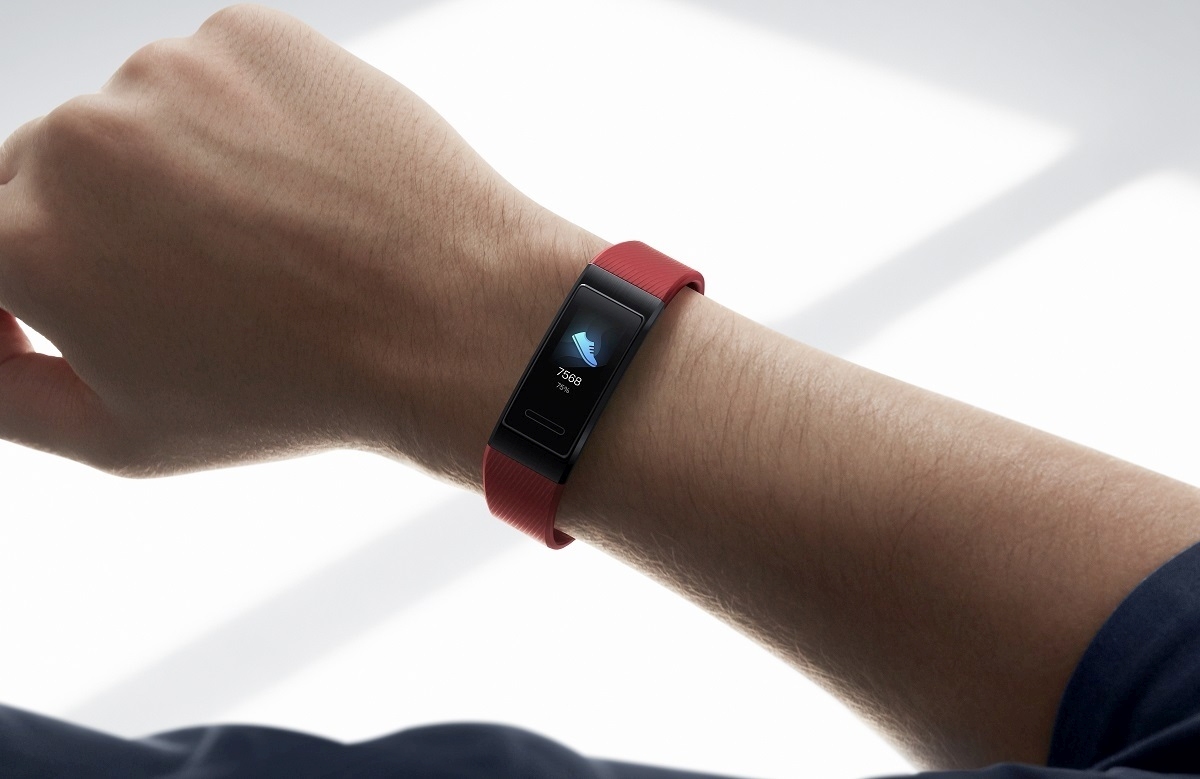 В России вышел фитнес-трекер Huawei Band 4 Pro