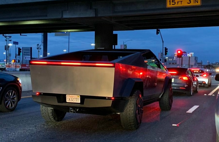 Илон Маск разъезжает на Tesla Cybertruck по ресторанам - изображение обложка