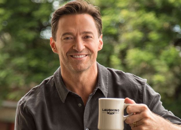 Война продолжается: Хью Джекман растоптал чувства Райана Рейнольдса в рекламе его же джина - изображение обложка