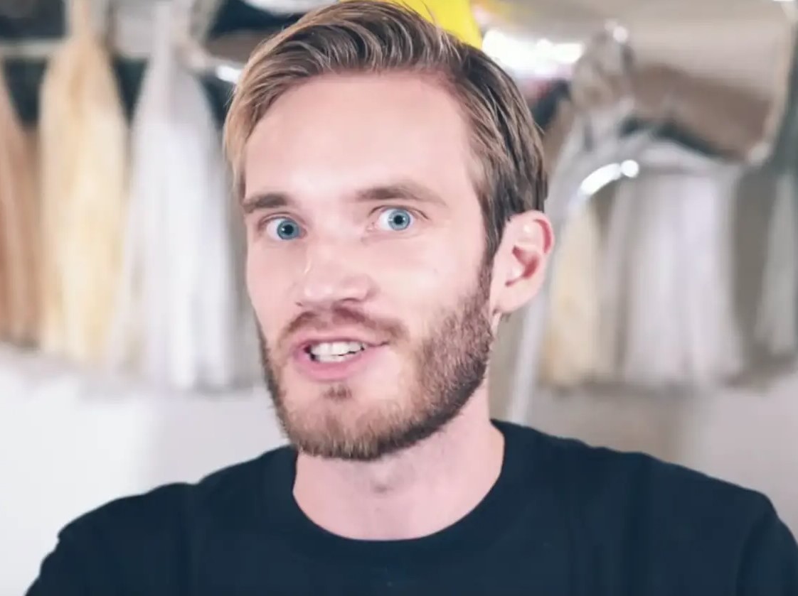 Главный блогер планеты PewDiePie раскритиковал дизайн продуктов Apple - изображение обложка