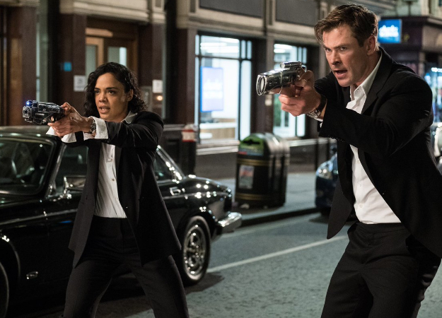 «Фильм впустую тратит таланты Хемсворта и Томпсон» — критики разгромили новых «Людей в черном» - изображение обложка