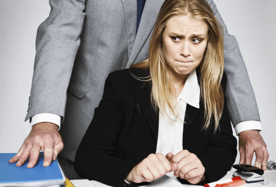 Около 90% россиян не сталкивались с домогательствами на работе - изображение обложка