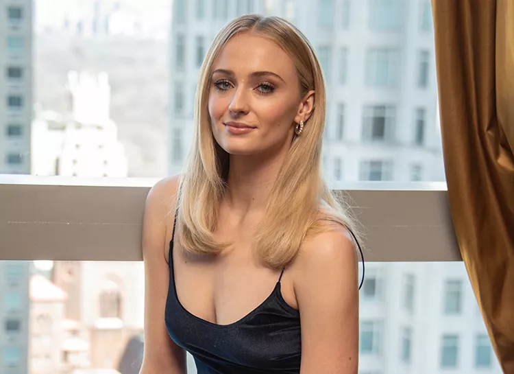 «В маске во время родов». Софи Тернер из «Игры престолов» критикует нарушителей масочного режима - изображение обложка