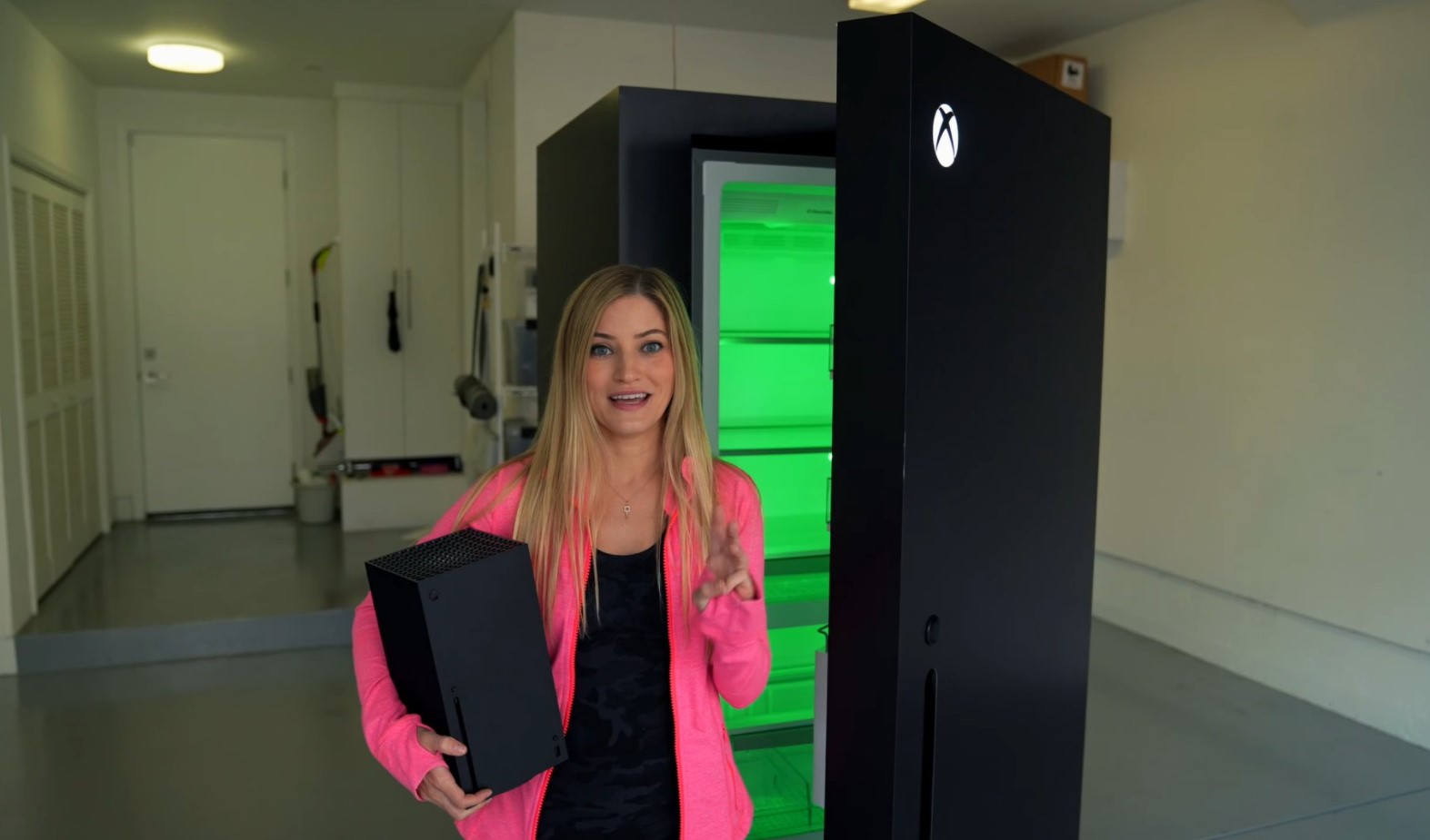 Блогерка распаковала холодильник в стиле Xbox Series X. Он открывается со звуком - изображение обложка