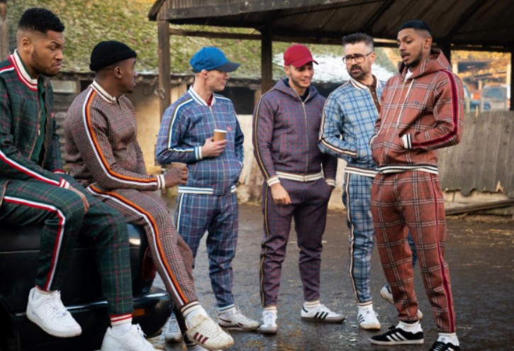 «Лед 2» уступил «Джентльменам»: что смотрят россияне прямо сейчас - изображение обложка