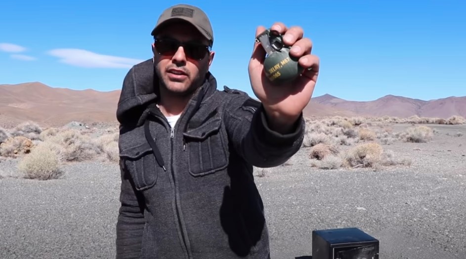 Что будет, если положить гранату из PUBG в сейф. Отвечает блогер из США - изображение обложка