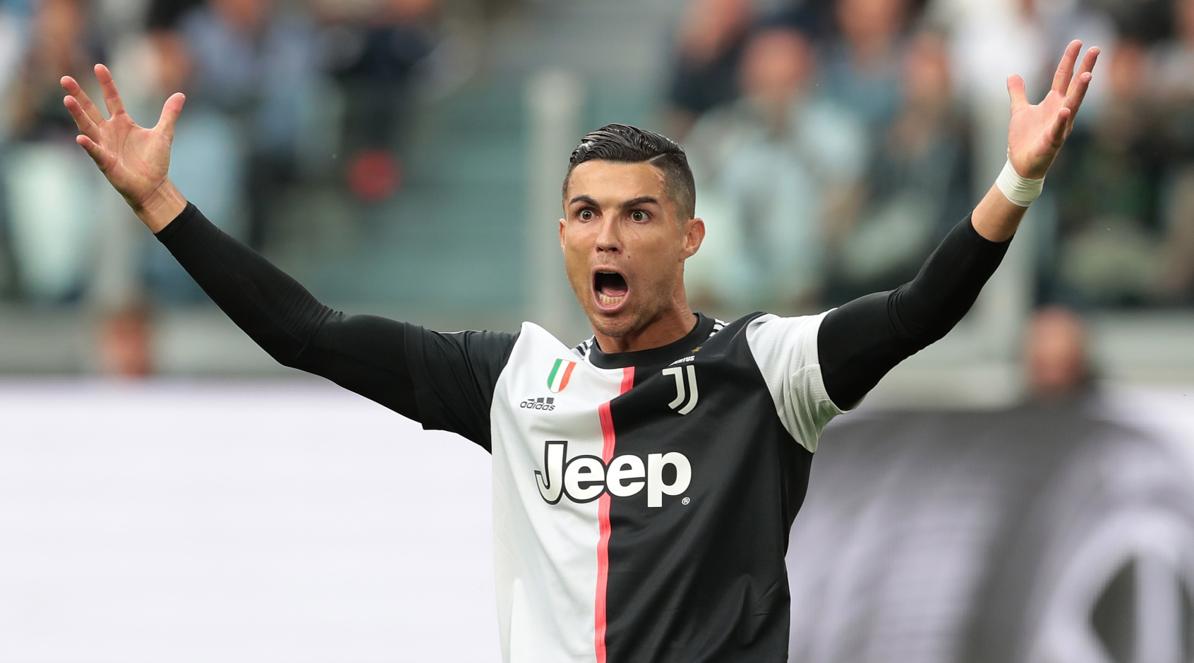 Криштиану Роналду установил новый рекорд и стал самым популярным Instagram-блогером - изображение обложка