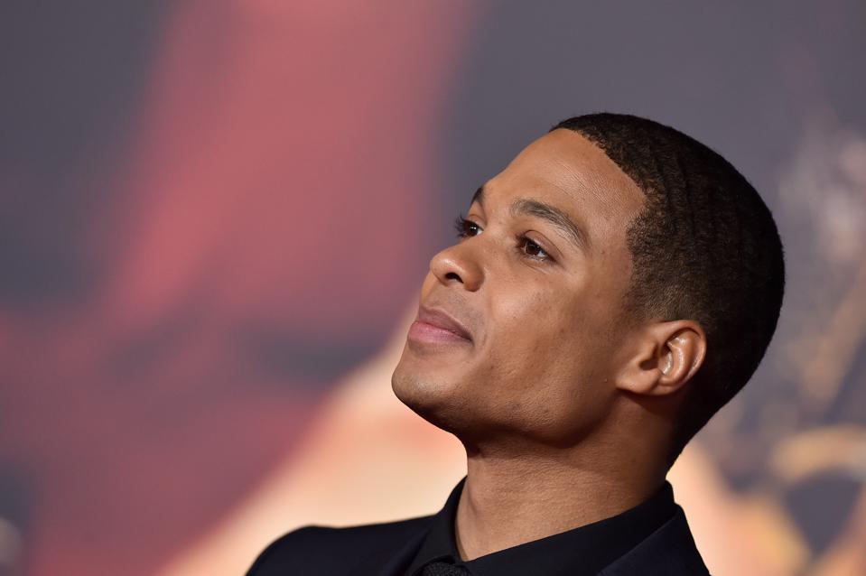 Рэй Фишер поддержал Джона Бойегу и его критику последних «Звездных войн» - изображение обложка