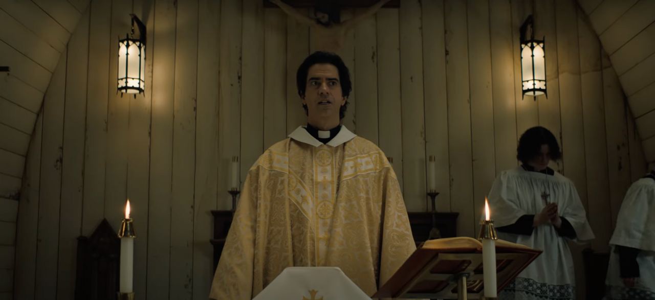 Netflix показал новый трейлер «Полуночной мессы» от автора «Призрака дома на холме» - изображение обложка