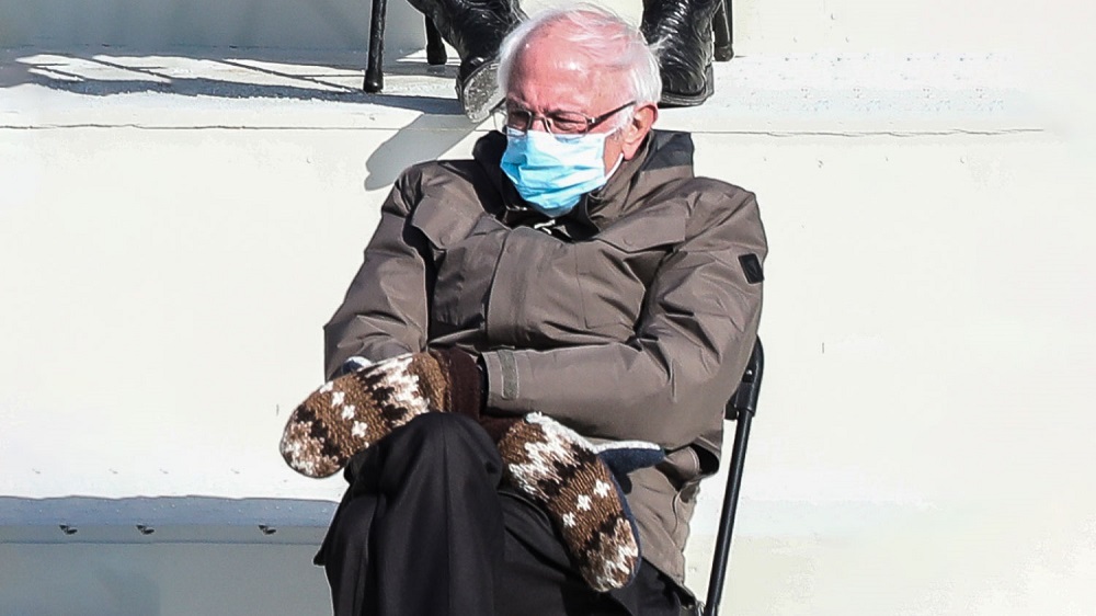 Мерч со спящим Берни Сандерсом помог собрать почти $2 миллиона на благотворительность - изображение обложка