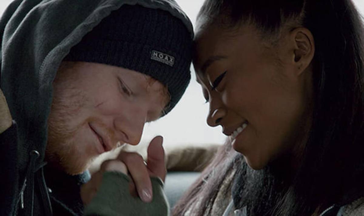 Обложка: кадр из клипа Shape of You