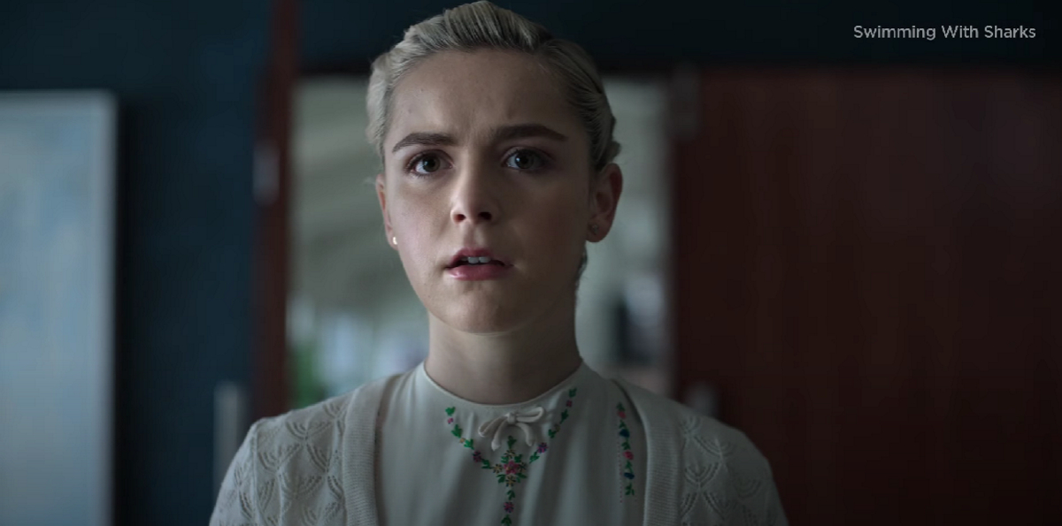 Обложка: кадр из трейлера «Среди акул» (2022—…)