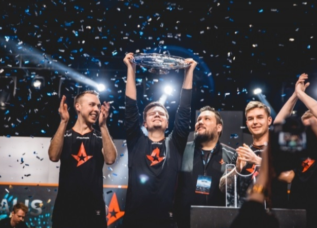 Игроки Astralis случайно сломали главный трофей турнира по CS:GO - изображение обложка
