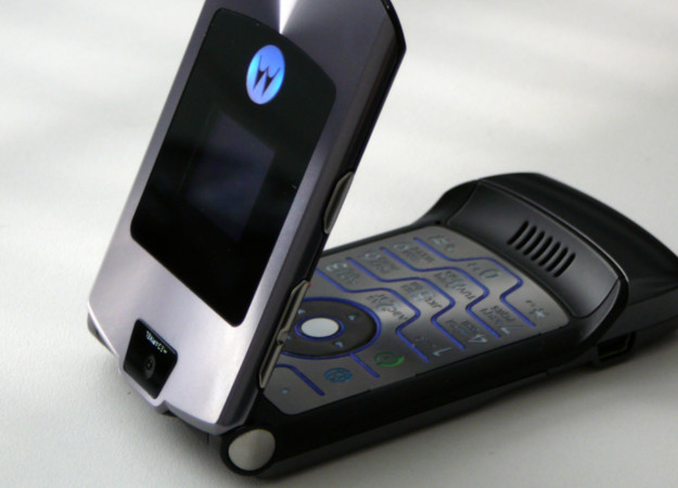 Глава Lenovo намекнул на перерождение Motorola Razr с гнущимся экраном - изображение обложка