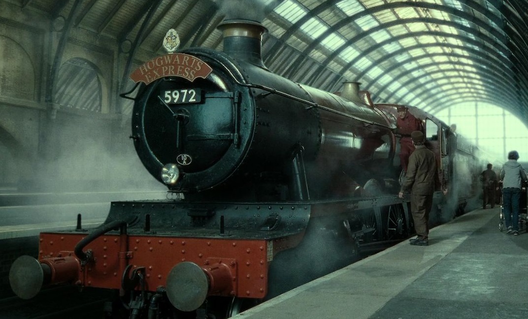 Фанаты Гарри Поттера часами ждали, чтобы увидеть Хогвартс-Экспресс, но помешал другой поезд - изображение обложка