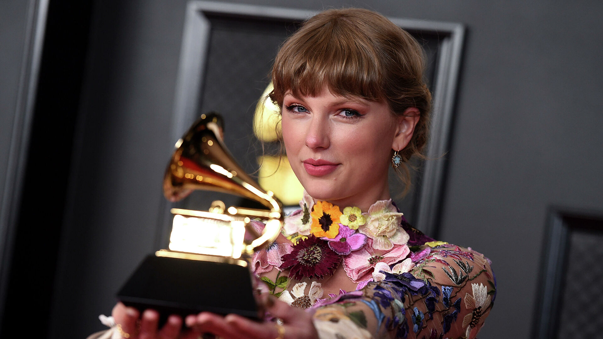 Запись года — Билли Айлиш, лучший альбом — Тейлор Свифт: женский триумф на «Грэмми» - изображение обложка