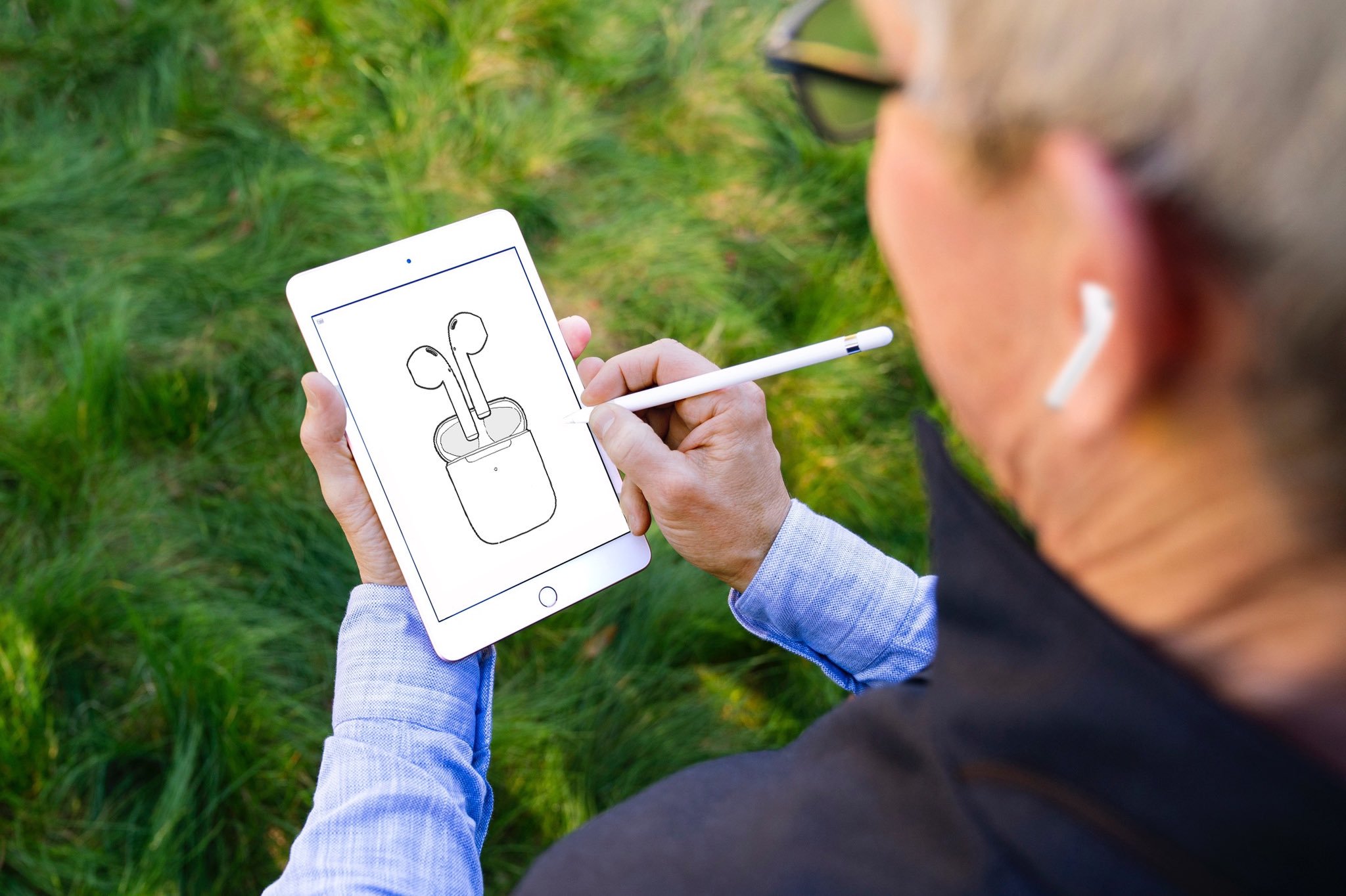 Тиму Куку пририсовали новые наушники AirPods Pro в фотошопе