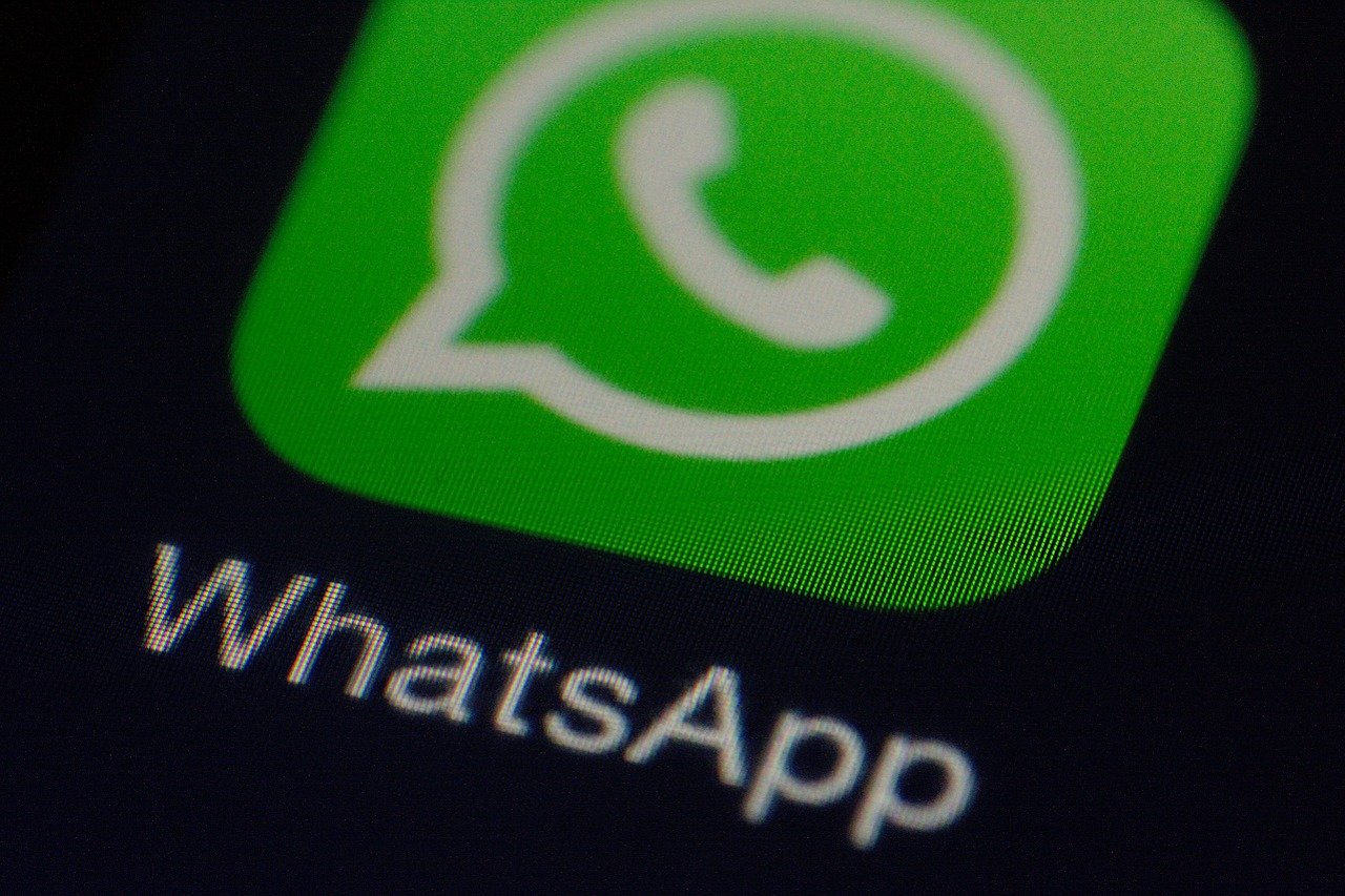 В бета-версии WhatsApp для iOS появились Сообщества и раздел «Ближайшие места»