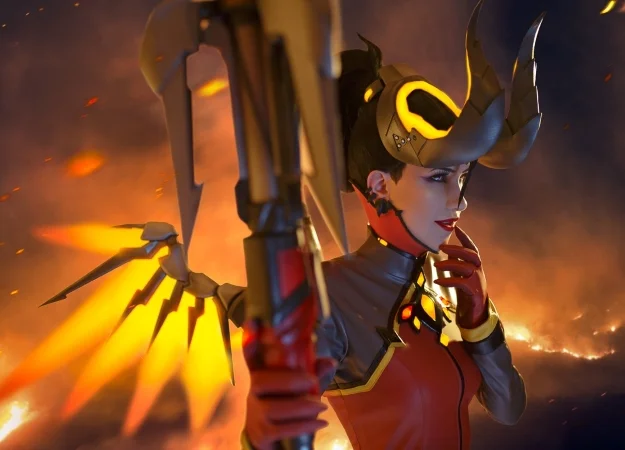 Дьяволица Ангел в огненном косплее по Overwatch - изображение обложка