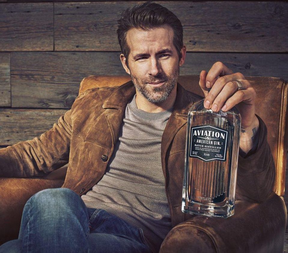 Райан Рейнольдс обратился к «мамочкам и папочкам» в ролике с рекламой джина и «Семейки Крудс» - изображение обложка