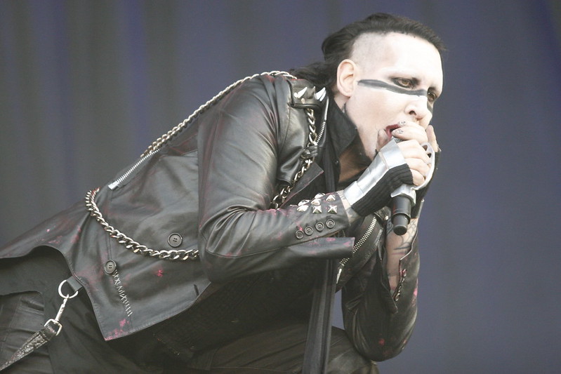 Мэрилин Мэнсон предстанет перед судом за плевок в оператора - изображение обложка