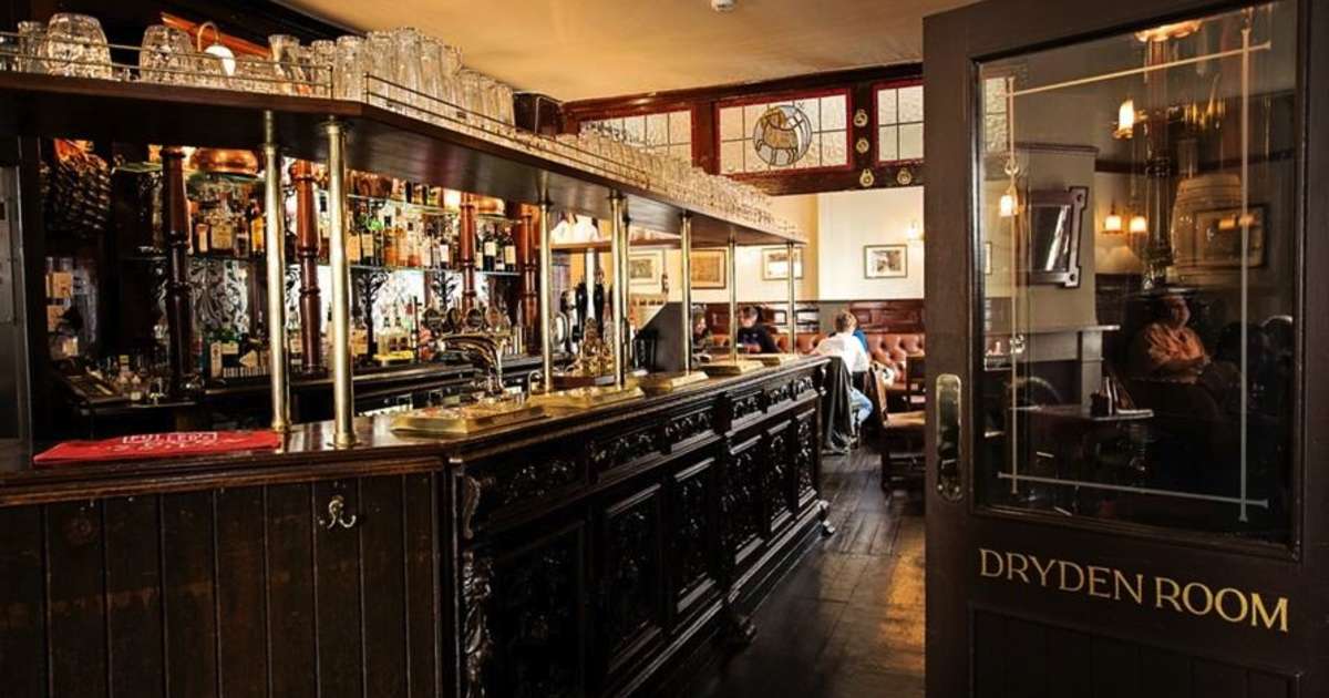 Паб, где пили Дж. Р. Толкин и другие писатели, закрывается из-за пандемии. Он работал уже 400 лет - изображение обложка