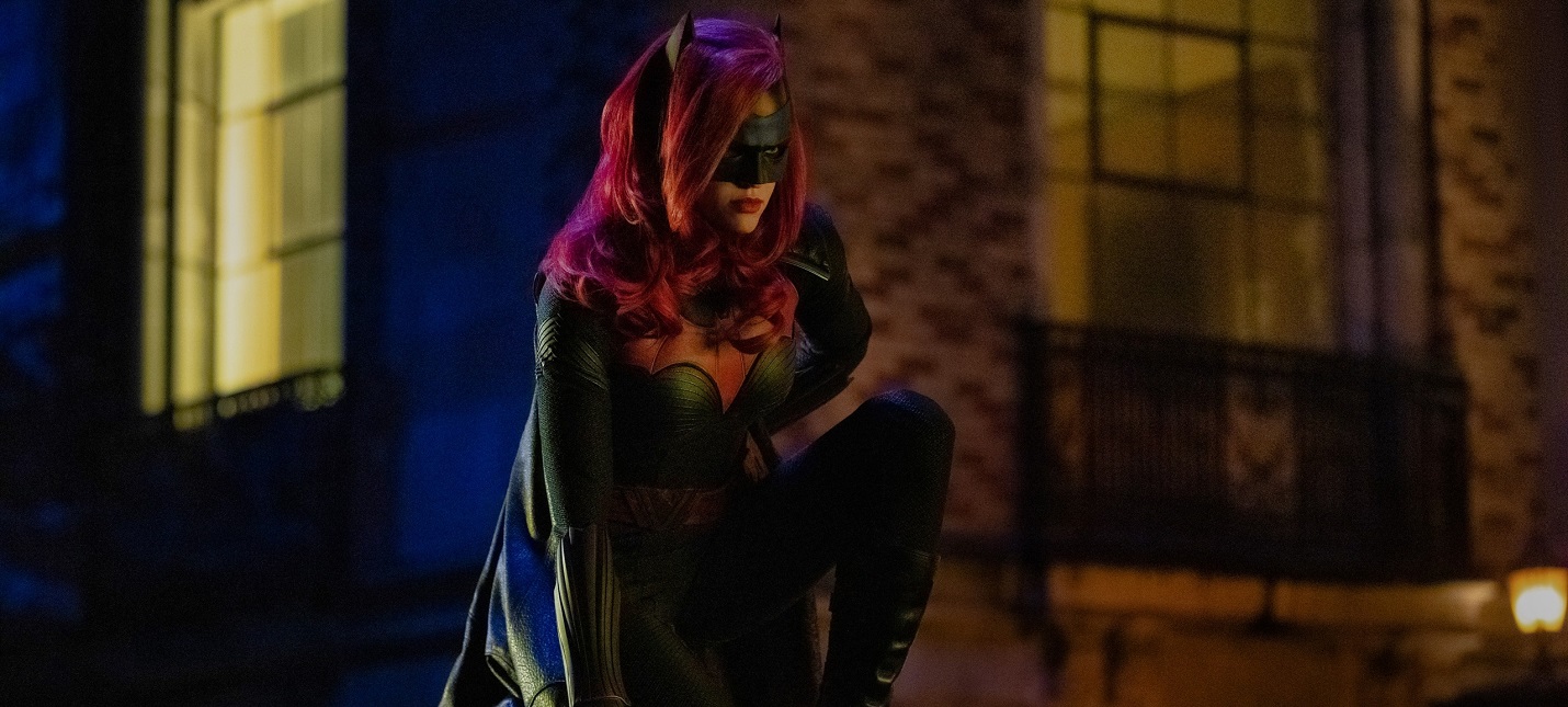 Руби Роуз из «Бэтвумен» чуть не парализовало из-за съемок в шоу. Она показала, как прошла операция - изображение обложка