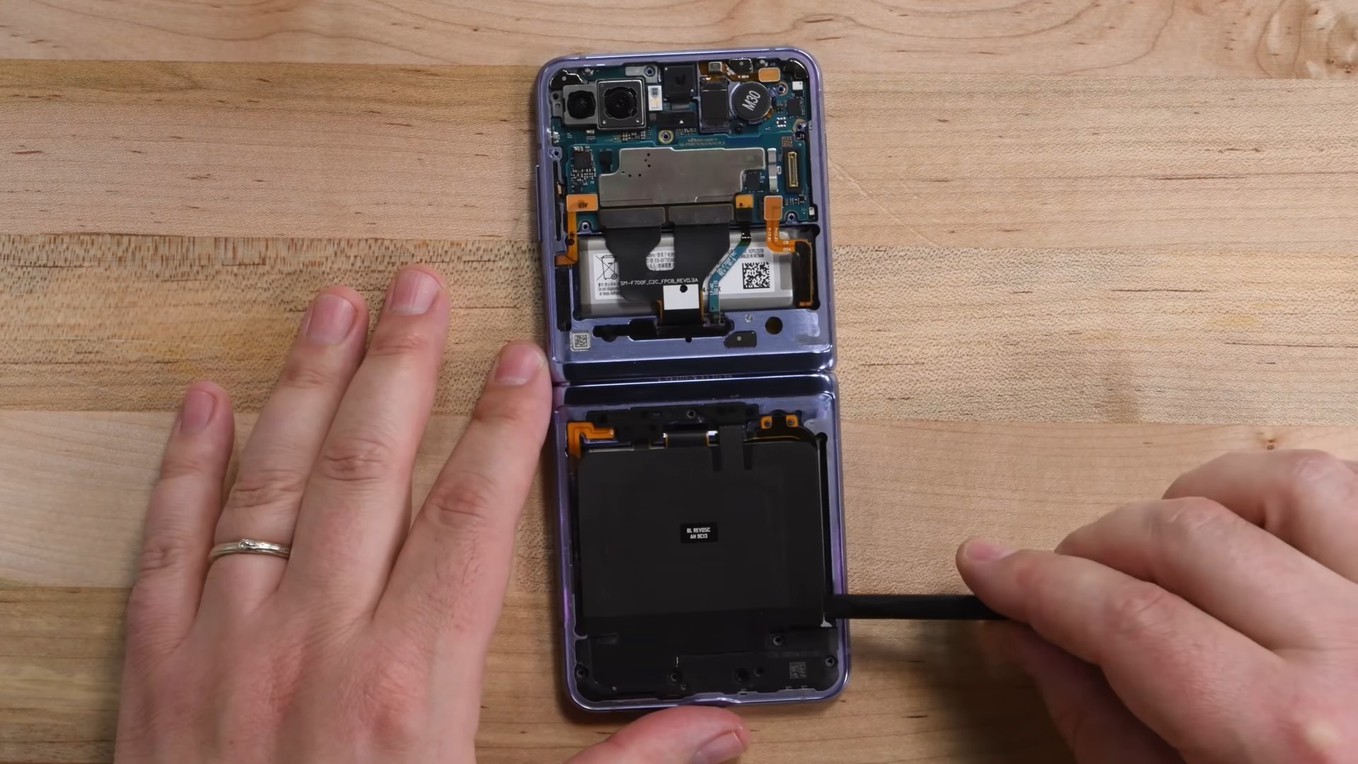 Samsung Galaxy Z Flip разобрали и проверили на попадание пыли в шарниры - изображение обложка