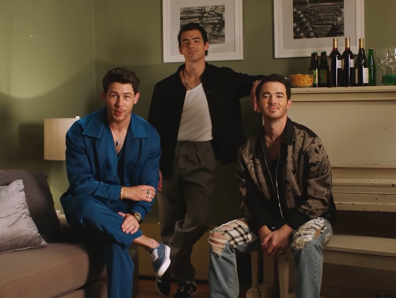 Netflix анонсировал специальный выпуск прожарки группы Jonas Brothers - изображение обложка
