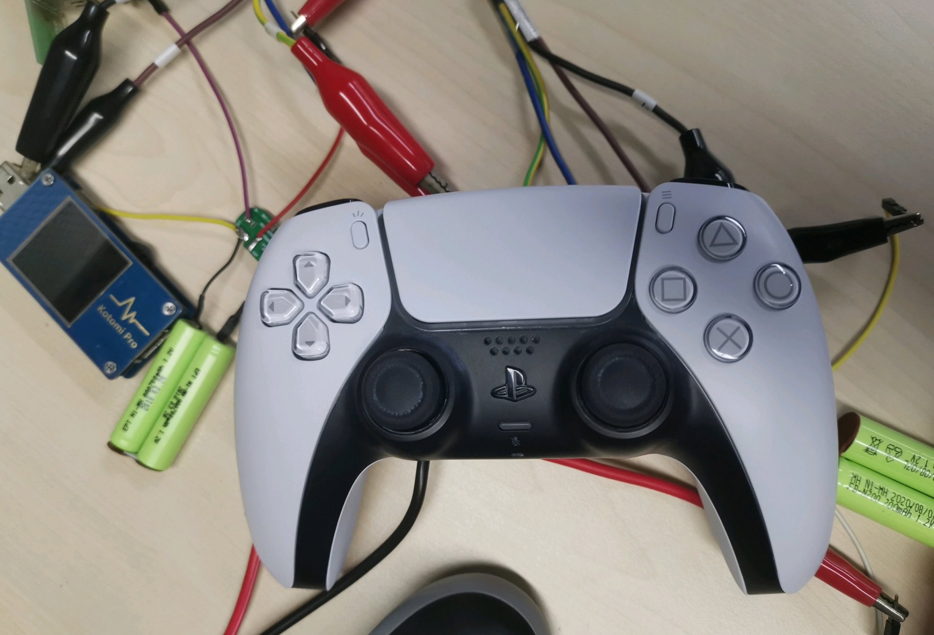 Новые фото геймпада DualSense раскрыли емкость его батареи - изображение обложка