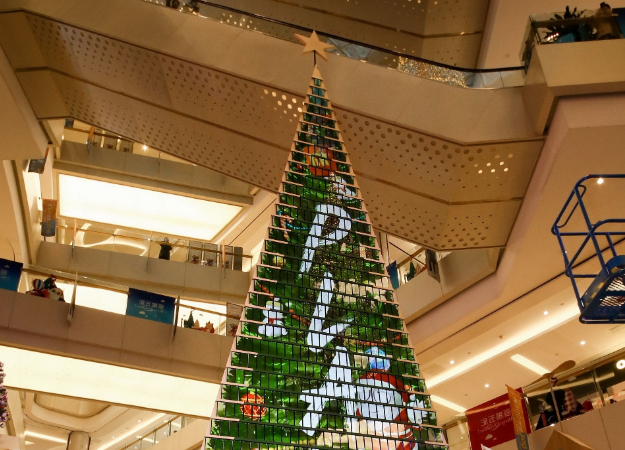 Xiaomi собрала елку из тысячи смартфонов Xiaomi Mi Play - изображение обложка