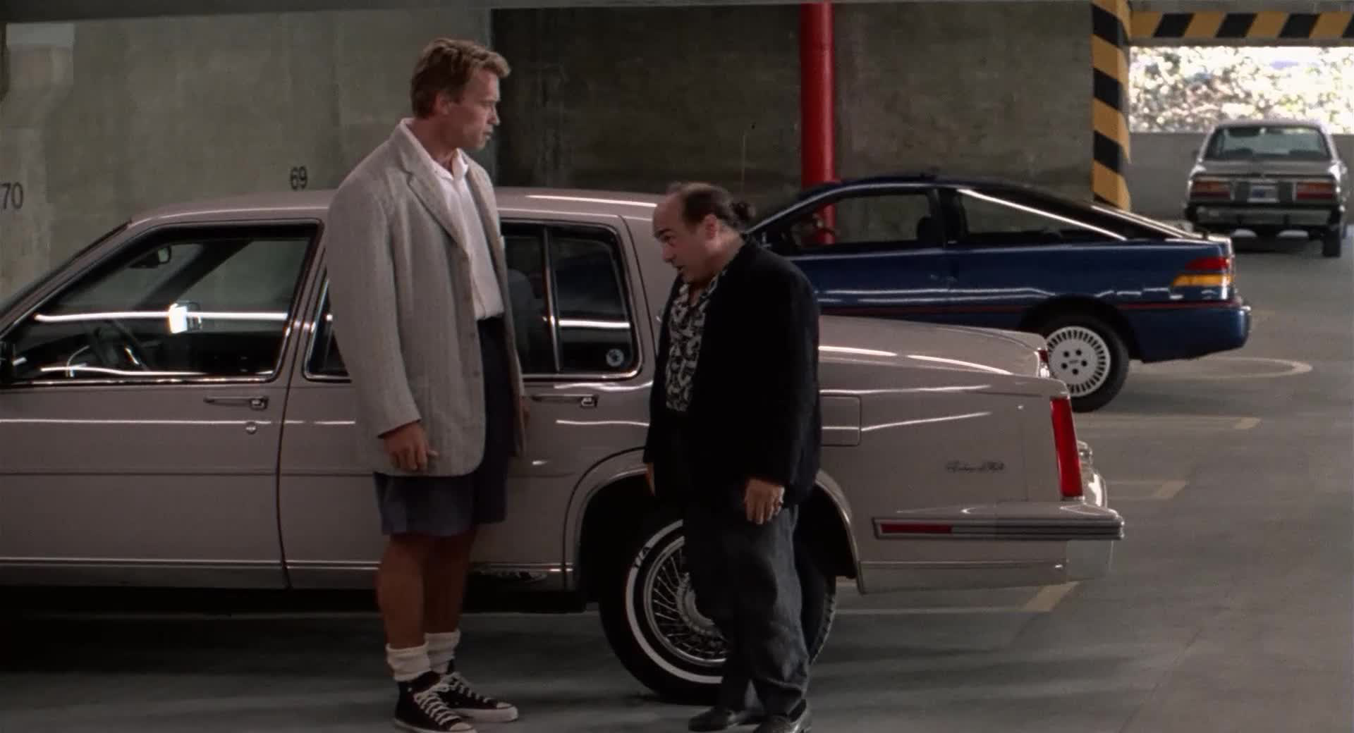 Обложка: кадр из фильма «Близнецы»