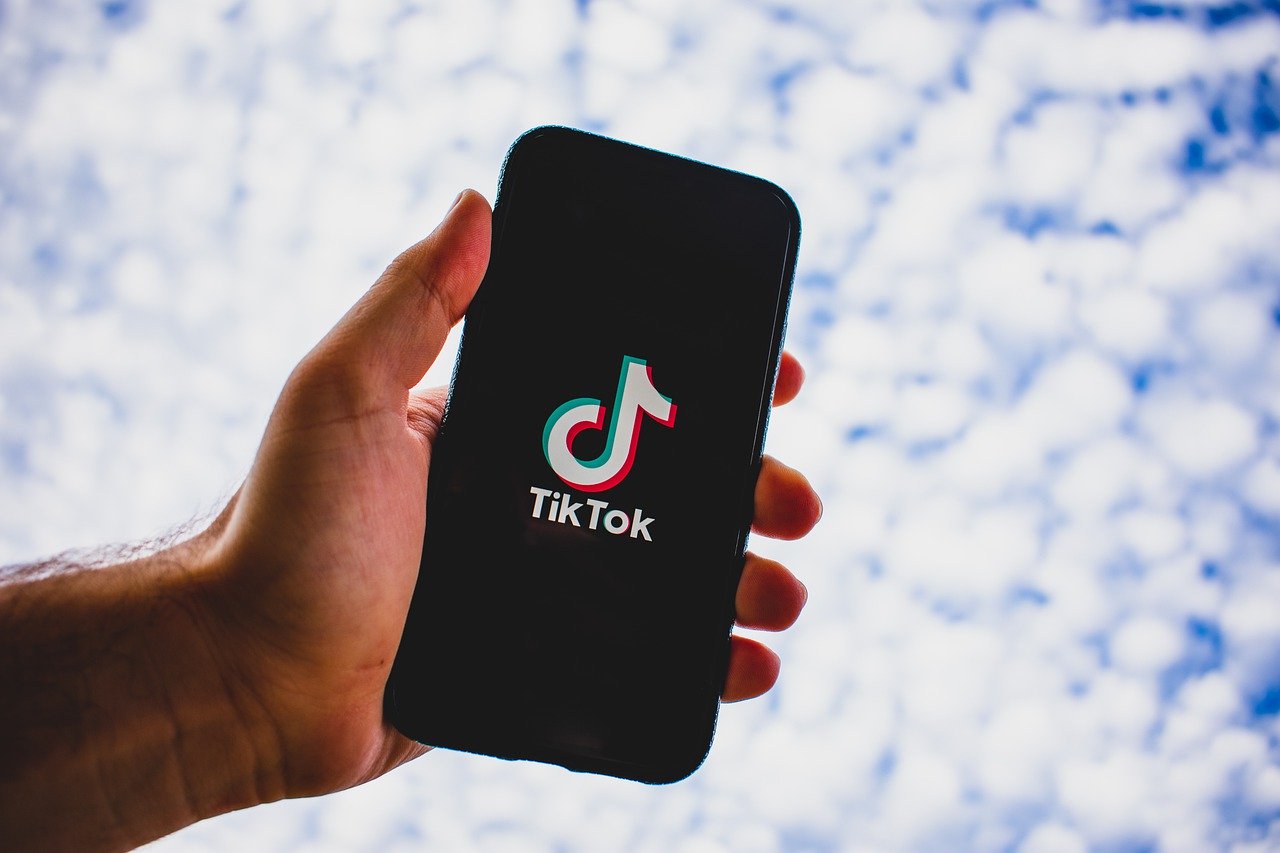 «Абсолютно уникально»: TikTok троллит Instagram за новое приложение - изображение обложка