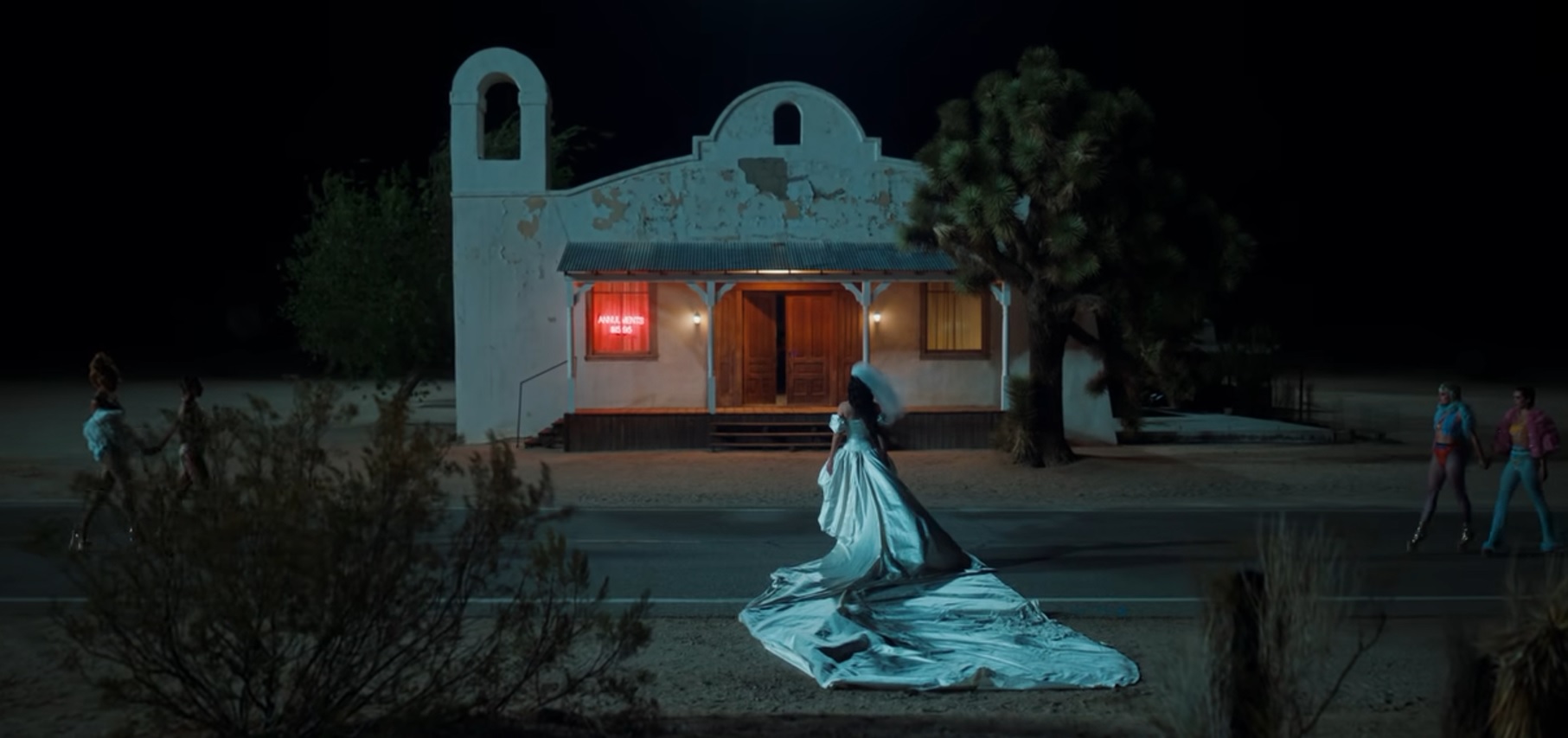 В трейлере фильма певицы Кейси Масгрейвс к её альбому есть церковь из «Убить Билла» - изображение обложка