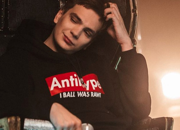 «У тебя отец не был фанатом Наруто?» Гнойный в первом эпизоде шоу «Успех» - изображение обложка