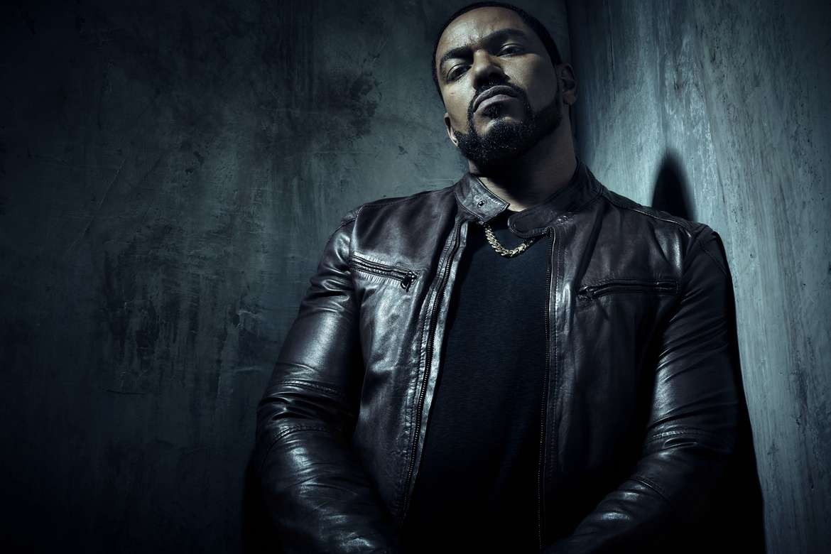 Актер из «Пацанов» сделал шоураннеру сериала пошлый подарок на тему советского супергероя - изображение обложка