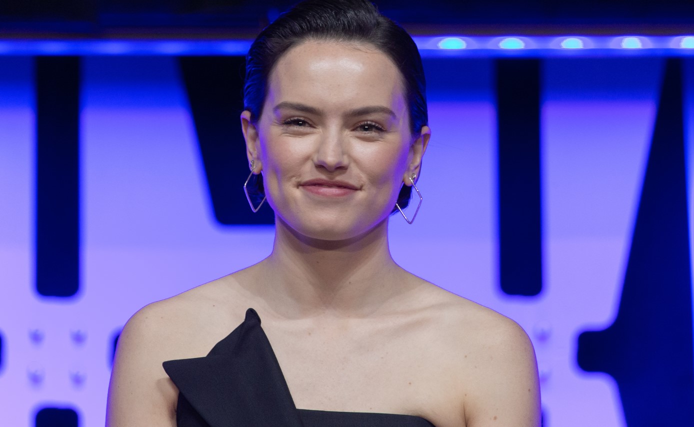 «Куда делась теплота?»: Дэйзи Ридли — о реакции фанатов на финал «Звездных войн» - изображение обложка