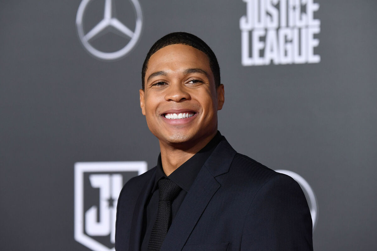 Рэй Фишер заявил, что Warner Bros исключила его из каста фильма о Флэше - изображение обложка