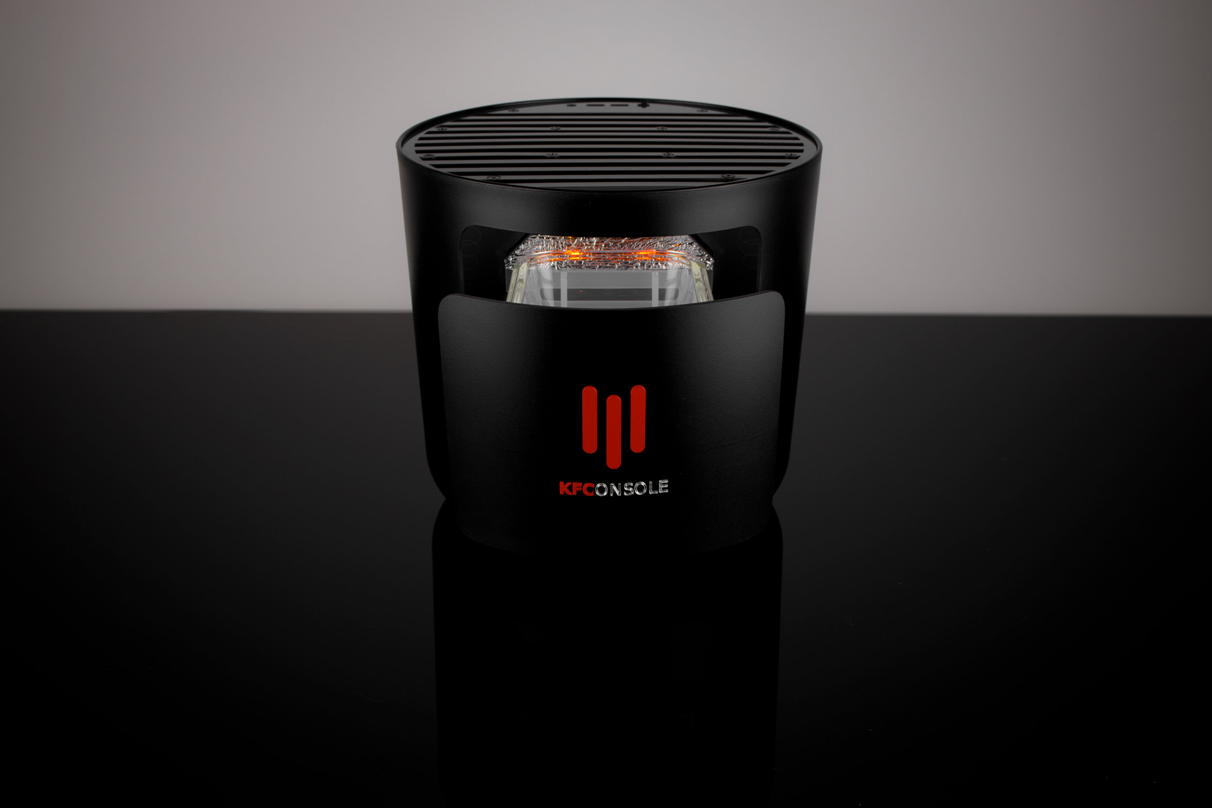 KFC представила консоль-ведро с поддержкой VR и отсеком для подогрева крылышек - изображение обложка